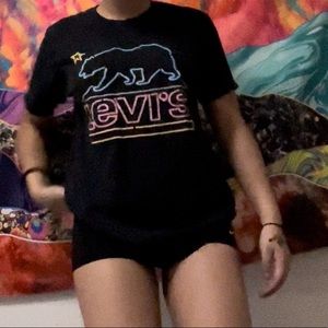 black Levi’s mens T-shirt in size medium